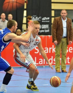 Andi Goderbauer (Baskets Vilsbiburg) gegen München Basket beim Drive zum Korb (Bild: Baskets Vilsbiburg)