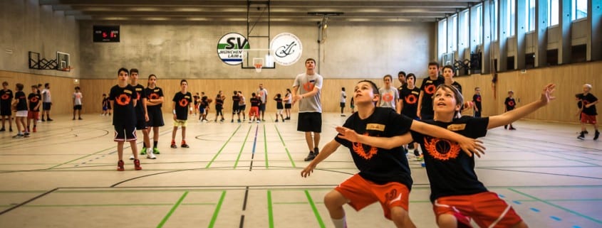 Rebounden und Ausboxen beim CVJM Basketballcamp
